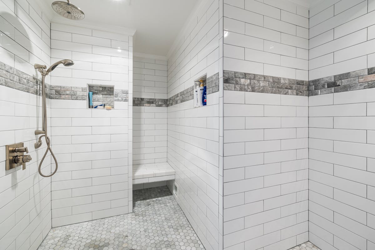 Salle de bain moderne avec douche italienne à Carquefou