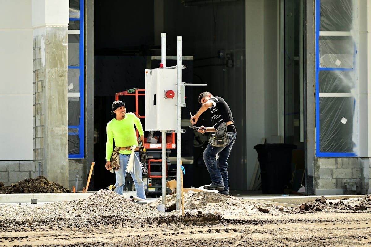 Deux artisans de l'équipe de Rénovation Durand sur un chantier