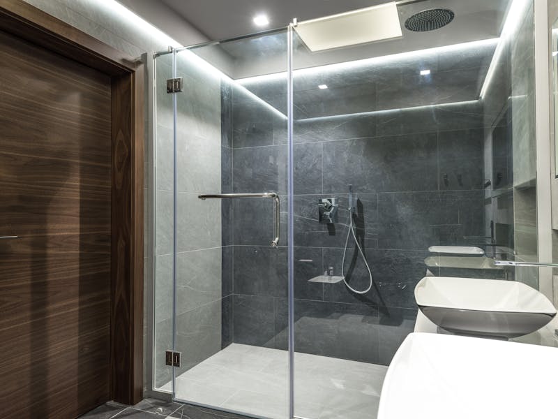 Salle de bain moderne avec douche à l'italienne